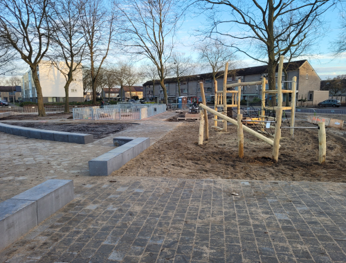speeltoestel met glijbaan
